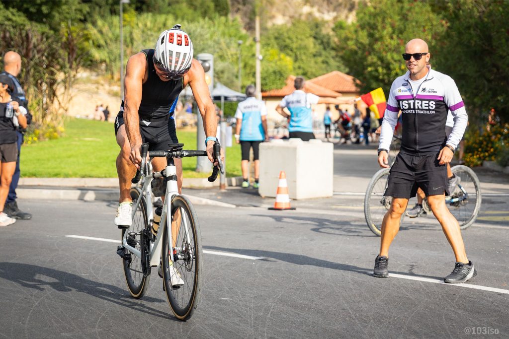 Cycliste en compétition sur route, ambiance sportive en extérieur.