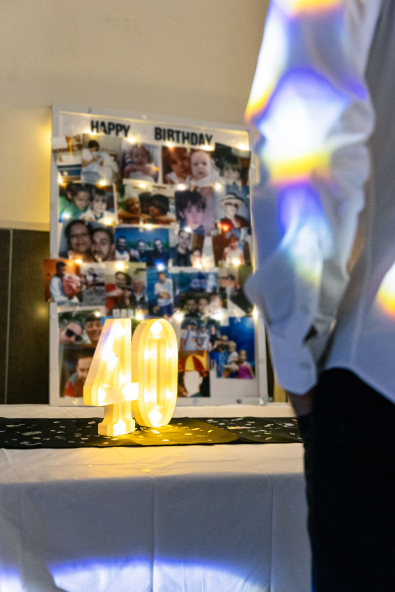 Décoration d’un anniversaire privé avec lumière chaude et ambiance festive.
