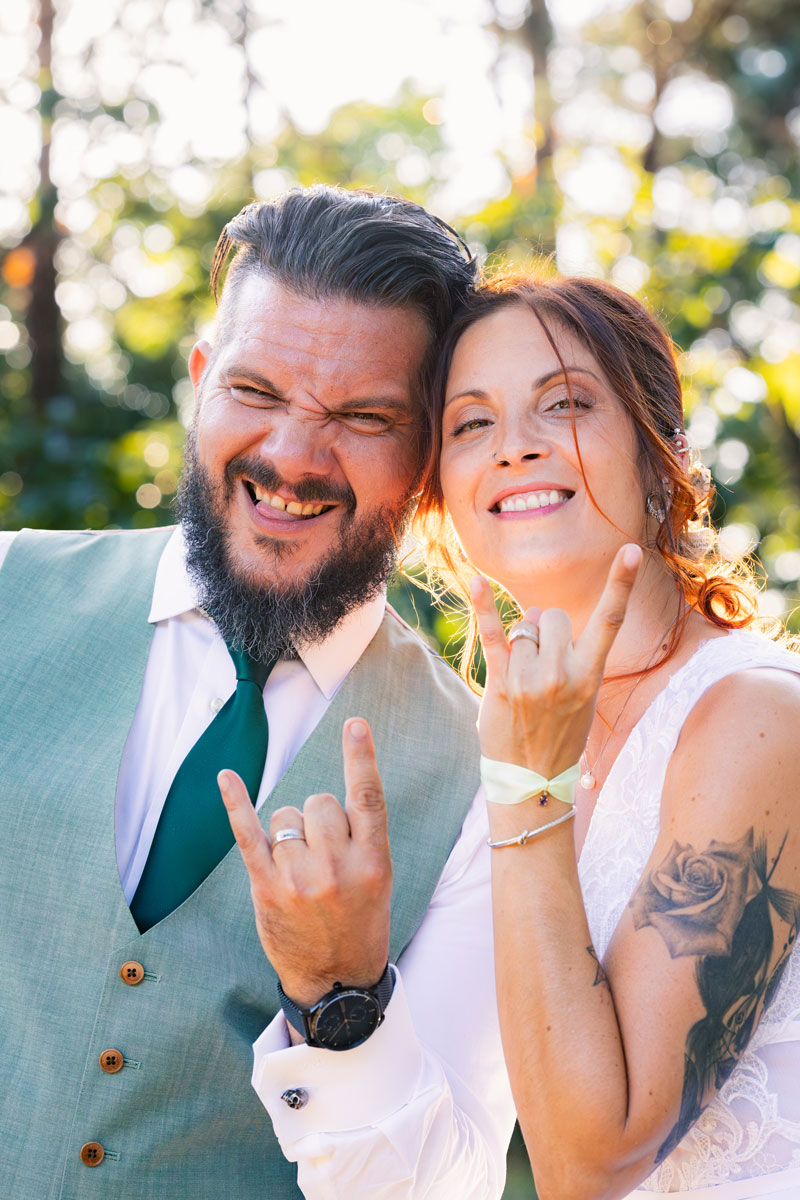 Couple célébrant leur mariage en extérieur à Istres, moment spontané et joyeux.