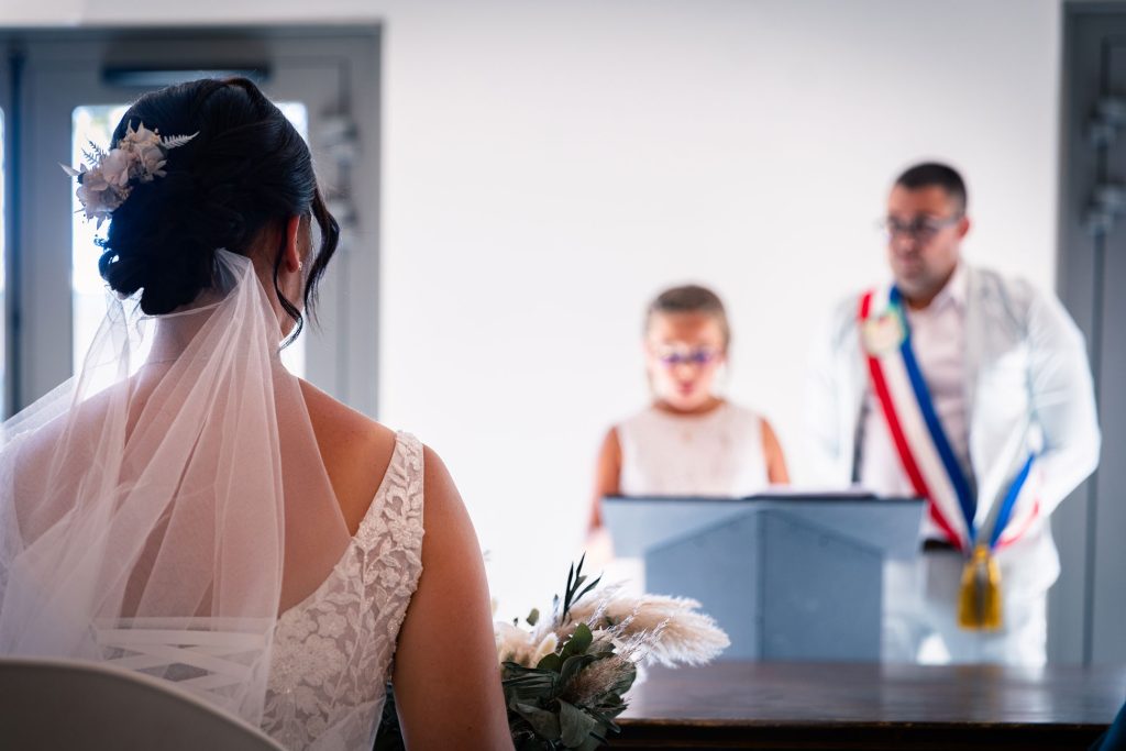 Mariée à la mairie face à l’élu, cérémonie civile.