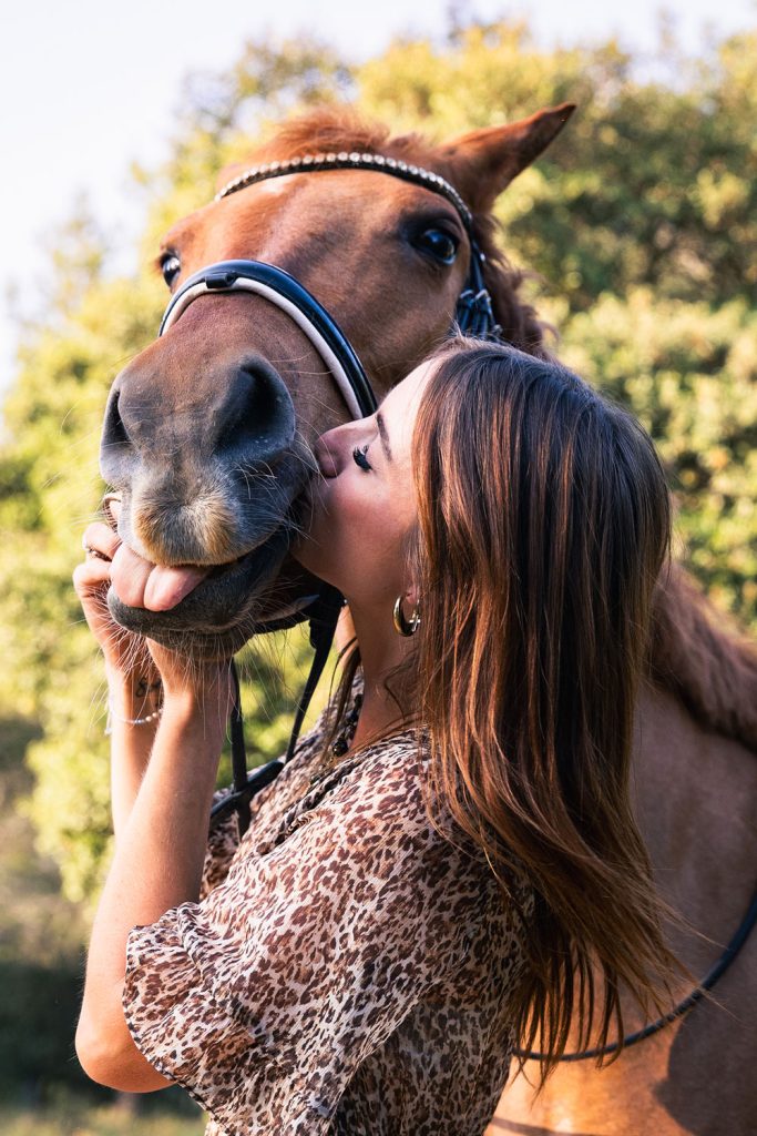 Portrait avec cheval, moment tendre et complice, lumière dorée en extérieur.