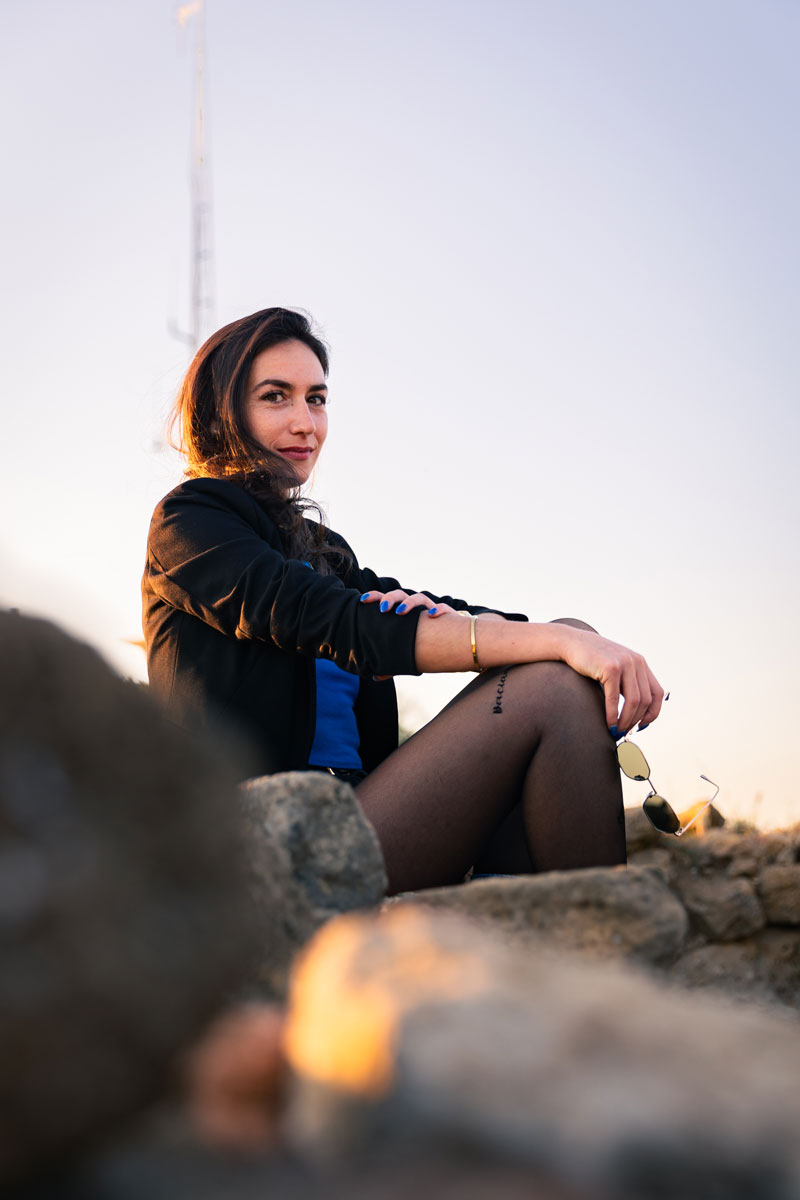 femme assise en extérieur, posant pour un portrait photo