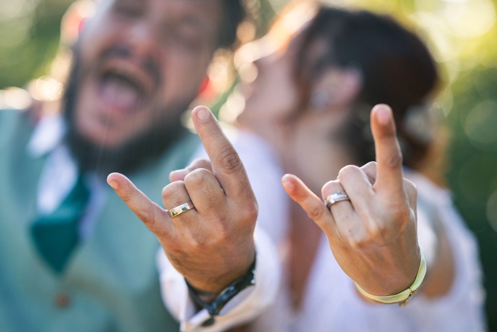 signe rock, photo fun des mariés