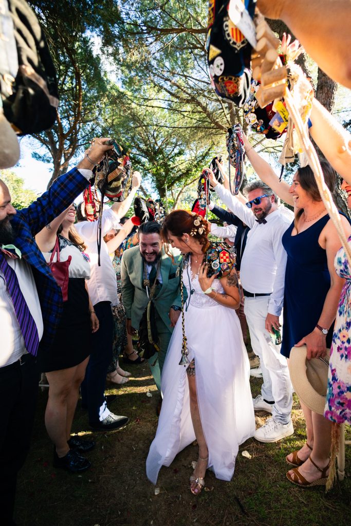 Sortie des mariés sous haie d’honneur des invités, moment festif.